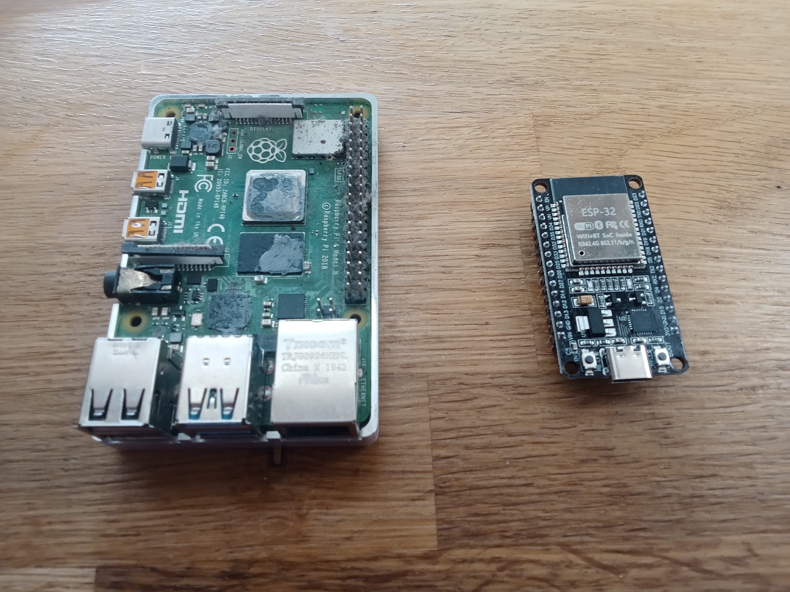 Raspberry Pi vs ESP32 size comparison